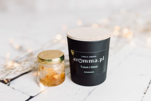 Naturalna świeca sojowa Aromma o zapachu Tytoń i Miód.