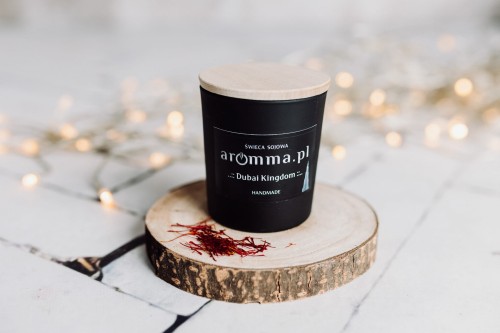 Naturalna świeca sojowa Aromma o zapachu szafranu - Dubai Kingdom.