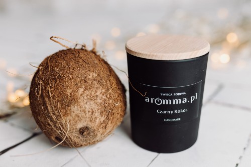 Naturalna świeca sojowa Aromma o zapachu Czarny Kokos.