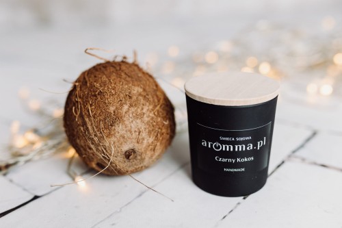Naturalna świeca sojowa Aromma o zapachu Czarny Kokos.