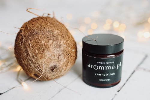 Naturalna świeca sojowa Aromma o zapachu Czarny Kokos.