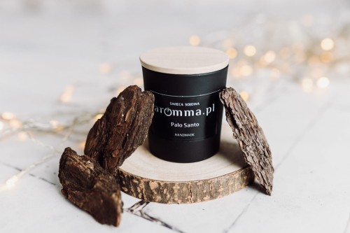 Naturalna świeca sojowa Aromma o zapachu Palo Santo.