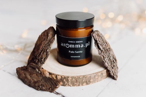 Naturalna świeca sojowa Aromma o zapachu Palo Santo.