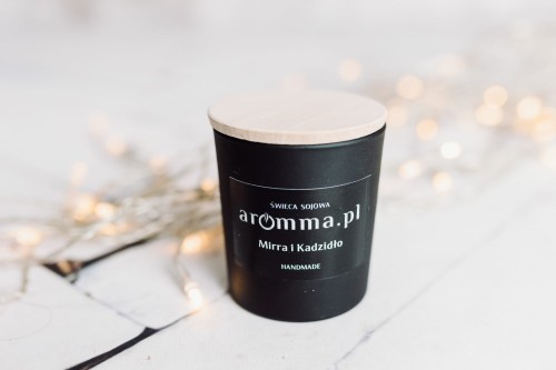 Naturalna świeca sojowa Aromma o zapachu Mirra i Kadzidło.