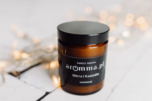 Naturalna świeca sojowa Aromma o zapachu Mirra i Kadzidło.