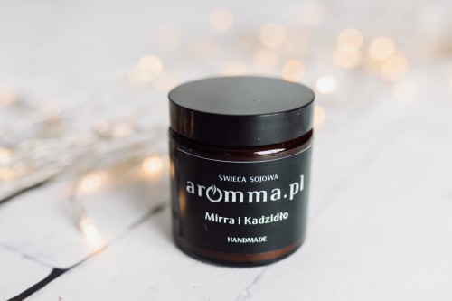 Naturalna świeca sojowa Aromma o zapachu Mirra i Kadzidło.