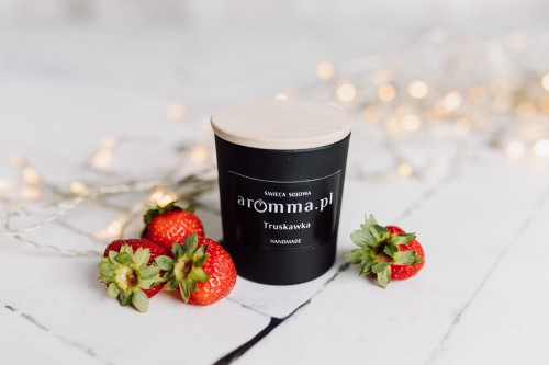 Naturalna świeca sojowa Aromma o zapachu Truskawka.
