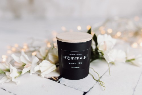 Naturalna świeca sojowa Aromma o zapachu Jaśmin i Lilia.