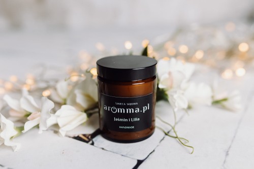 Naturalna świeca sojowa Aromma o zapachu Jaśmin i Lilia.