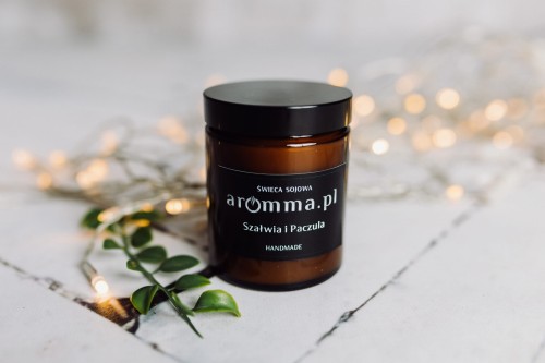 Naturalna świeca sojowa Aromma o zapachu Szałwia i Paczula.