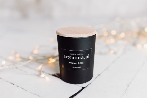 Naturalna świeca sojowa Aromma o zapachu Whisky &amp; Jazz.
