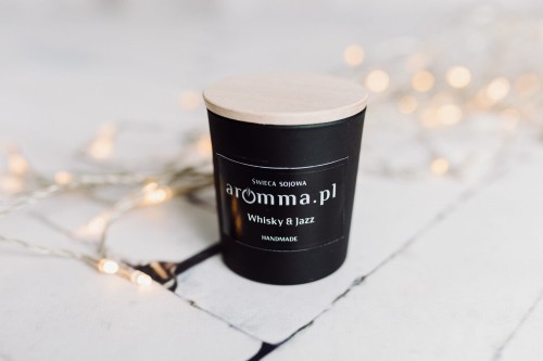 Naturalna świeca sojowa Aromma o zapachu Whisky &amp; Jazz.