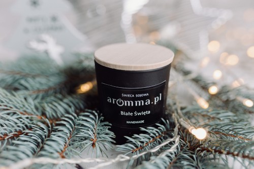 Naturalna świeca sojowa Aromma o zapachu Białe Święta.