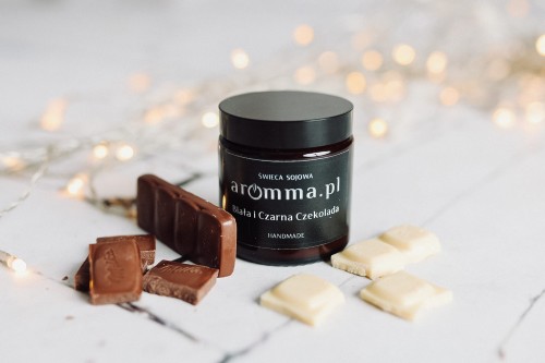 Naturalna świeca sojowa Aromma o zapachu Czarna i Biała Czekolada.