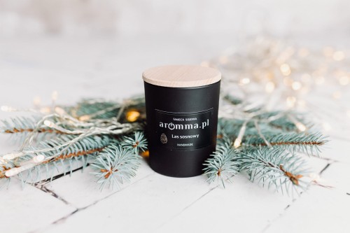Naturalna świeca sojowa Aromma o zapachu Las Sosnowy.