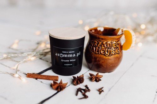 Naturalna świeca sojowa Aromma o zapachu Grzane Wino.