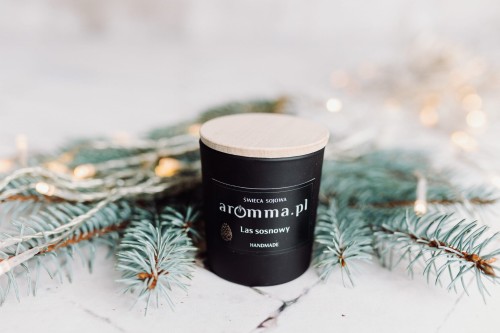 Naturalna świeca sojowa Aromma o zapachu Las Sosnowy.