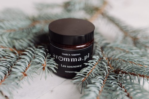 Naturalna świeca sojowa Aromma o zapachu Las Sosnowy.