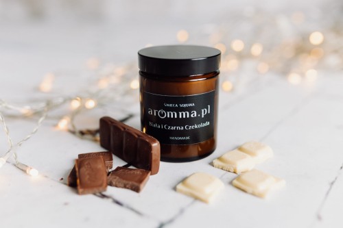 Naturalna świeca sojowa Aromma o zapachu Czarna i Biała Czekolada.