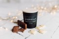 Naturalna świeca sojowa Aromma o zapachu Czarna i Biała Czekolada.