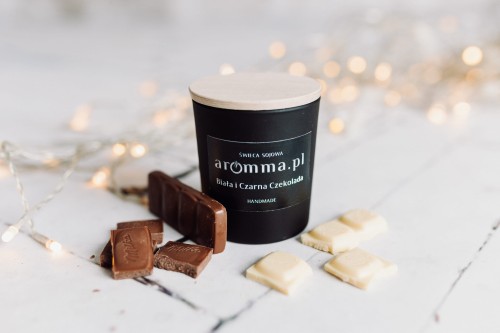 Naturalna świeca sojowa Aromma o zapachu Czarna i Biała Czekolada.