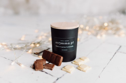 Naturalna świeca sojowa Aromma o zapachu Czarna i Biała Czekolada.