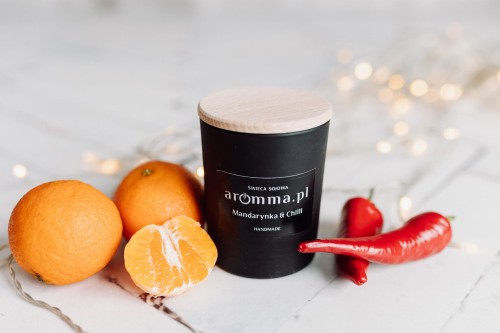 Naturalna świeca sojowa Aromma o zapachu Mandarynka i Chilli.