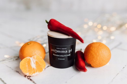 Naturalna świeca sojowa Aromma o zapachu Mandarynka i Chilli.
