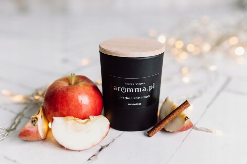 Naturalna świeca sojowa Aromma o zapachu Jabłko i Cynamon.