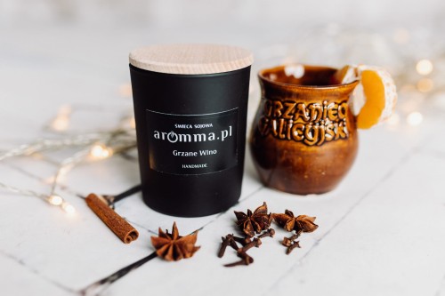 Naturalna świeca sojowa Aromma o zapachu Grzane Wino.