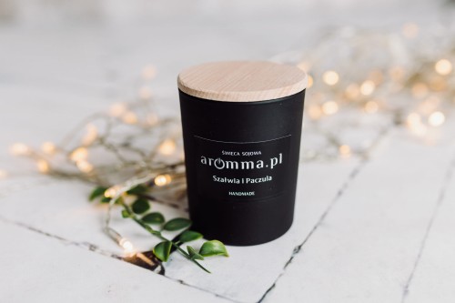 Naturalna świeca sojowa Aromma o zapachu Szałwia i Paczula.