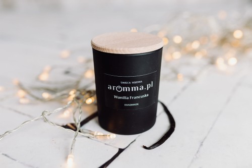 Naturalna świeca sojowa Aromma o zapachu Wanilia Francuska.