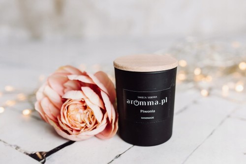 Naturalna świeca sojowa Aromma o zapachu Piwonia.