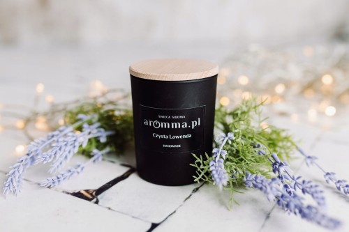 Naturalna świeca sojowa Aromma o zapachu Czysta Lawenda.