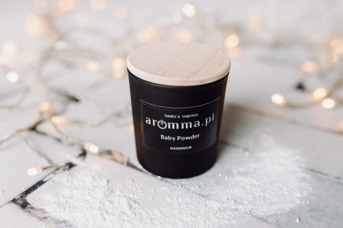 Naturalna świeca sojowa Aromma o zapachu Baby Powder.