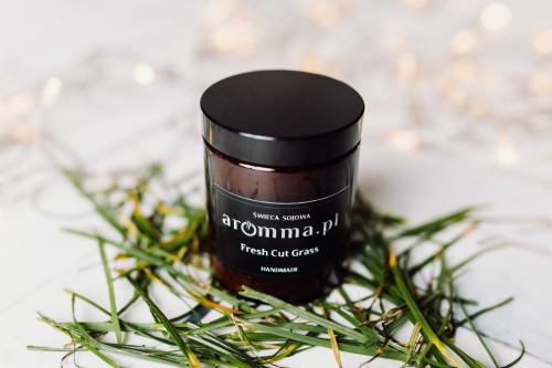 Naturalna świeca sojowa Aromma o zapachu świeżo ścięta trawa.