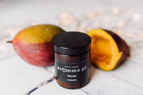 Naturalna świeca sojowa Aromma o zapachu mango.