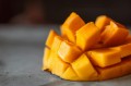 Naturalna świeca sojowa Aromma o zapachu mango.