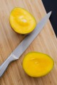 Naturalna świeca sojowa Aromma o zapachu mango.