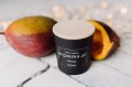 Naturalna świeca sojowa Aromma o zapachu mango.