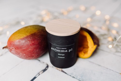 Naturalna świeca sojowa Aromma o zapachu mango.