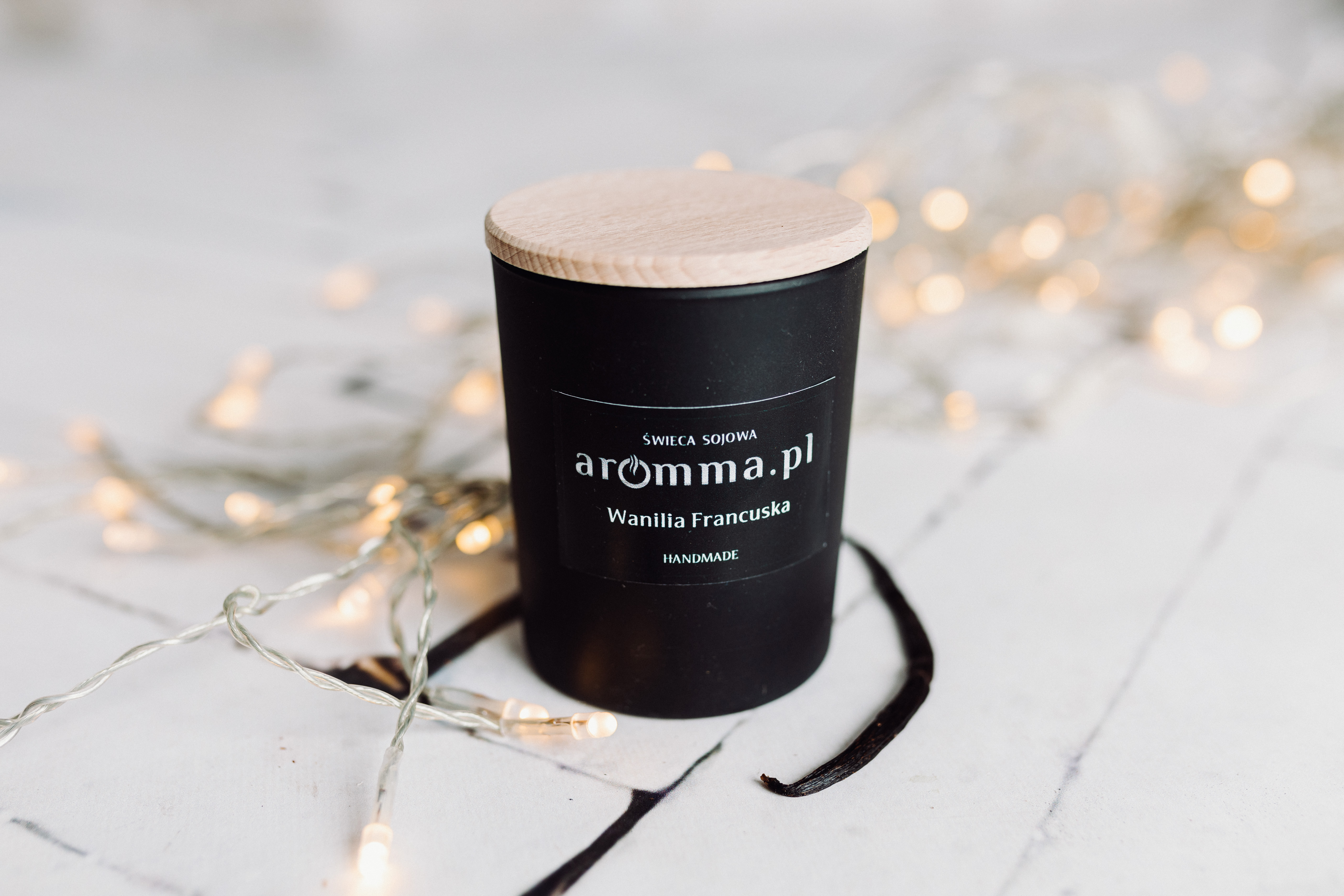 Naturalna świeca sojowa Aromma o zapachu Wanilia Francuska.