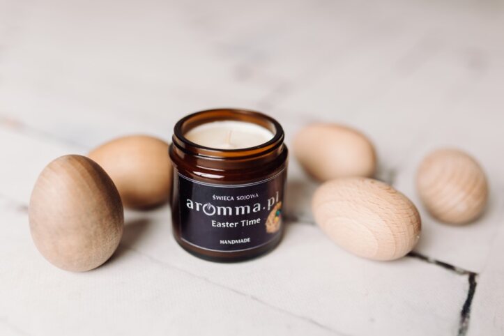 Naturalna świeca sojowa Aromma o zapachu Wanilia Francuska.