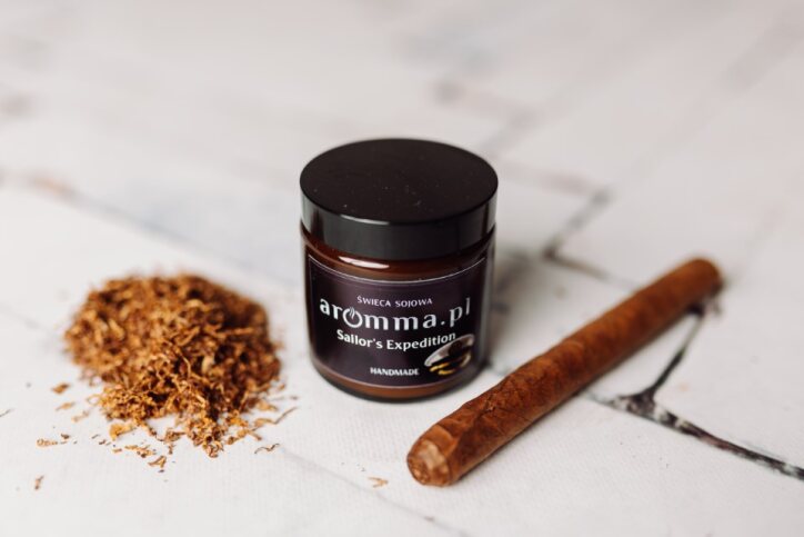 Naturalna świeca sojowa Aromma o zapachu Tytoń i Miód.