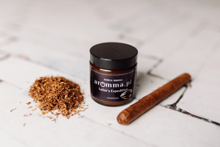 Naturalna świeca sojowa Aromma o zapachu Tytoń i Miód.