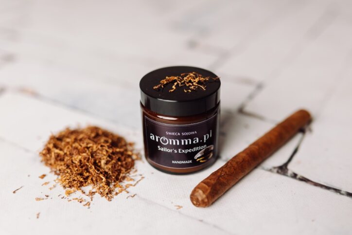 Naturalna świeca sojowa Aromma o zapachu Tytoń i Miód.