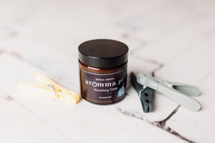Naturalna świeca sojowa Aromma o zapachu Czysta Bawełna.
