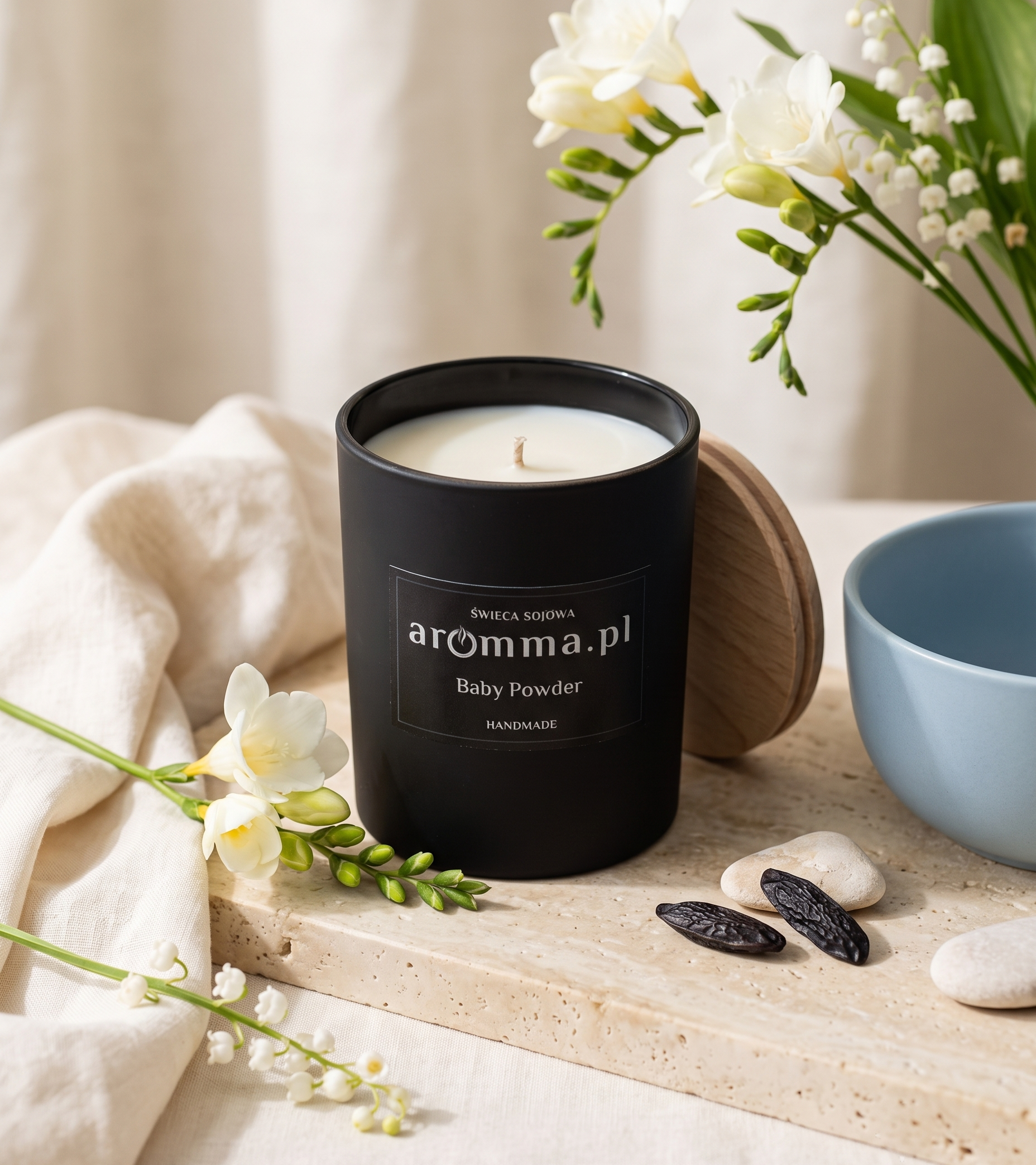 Naturalna świeca sojowa Aromma o zapachu Baby Powder.