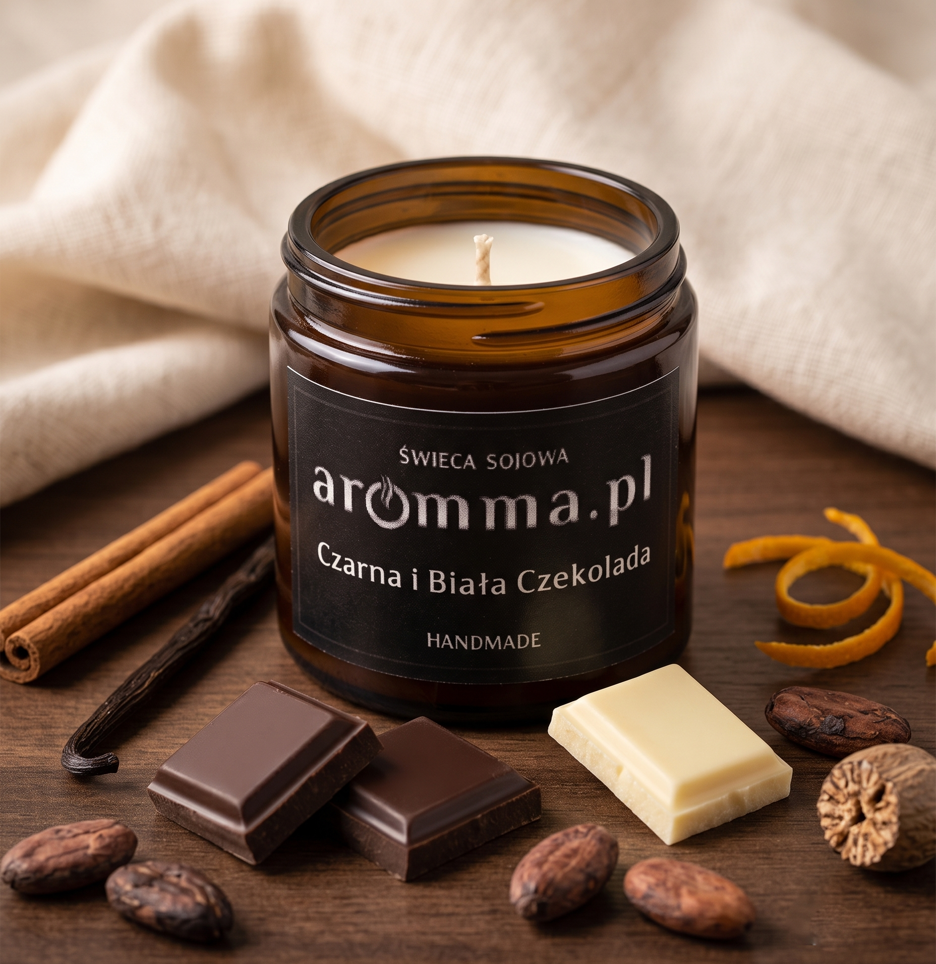 Naturalna świeca sojowa Aromma o zapachu Czarna i Biała Czekolada.