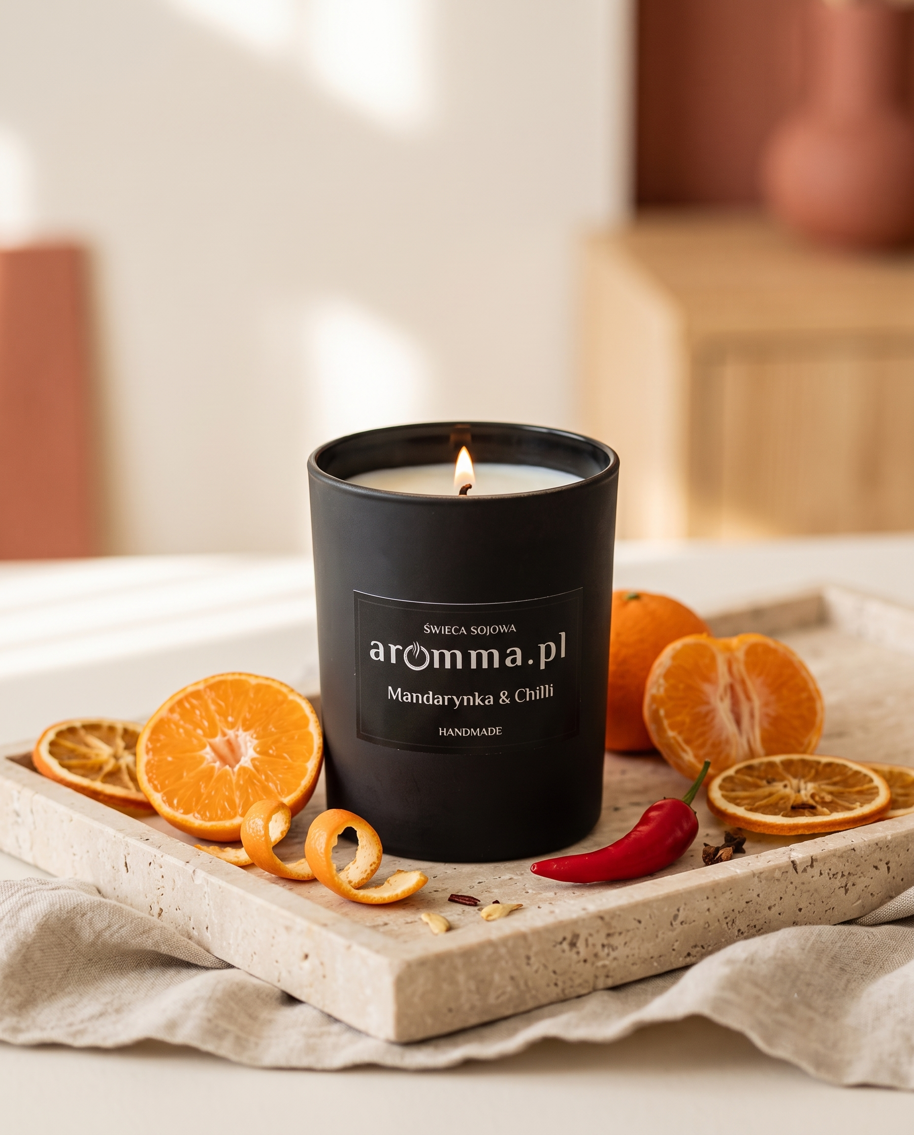 Naturalna świeca sojowa Aromma o zapachu Mandarynka i Chilli.